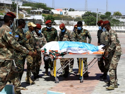 Un grupo de militares somalíes traslada el cuerpo del general retirado Mohamed Nur Galal, este lunes en Mogadiscio.