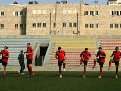 La selección palestina, en un entrenamiento en el estadio de A Ram.