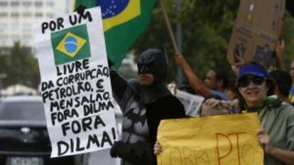 GRUPOS DE DERECHAS PROTESTAN EN BRASIL EN CONTRA DEL GOBIERNO DE ROUSSEFF