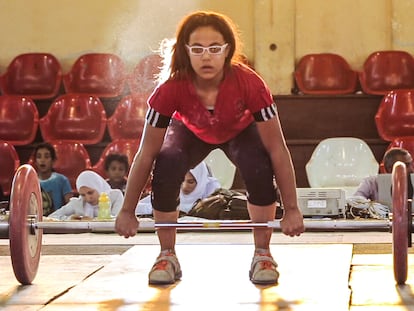 El primer documental egipcio en Netflix sigue los pasos de un grupo femenino de halterofilia.