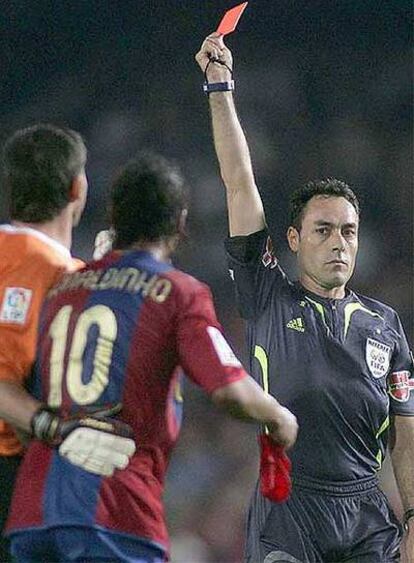 Momento en que Pérez Burrul expulsa a Ronaldinho