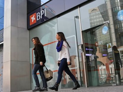 Clientes en una oficina de BPI en Lisboa.