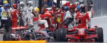 Hamilton y Raikkonen abandonan sus coches tras el choque al salir de <i>boxes</i>.