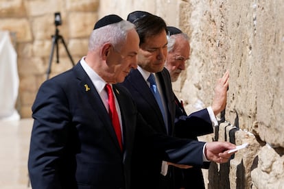 El secretario de Estado de EE UU, Marco Rubio, y el primer ministro de Israel, Benjamín Netanyahu, rezan ante el Muro de las Lamentaciones, este domingo en Jerusalén. 