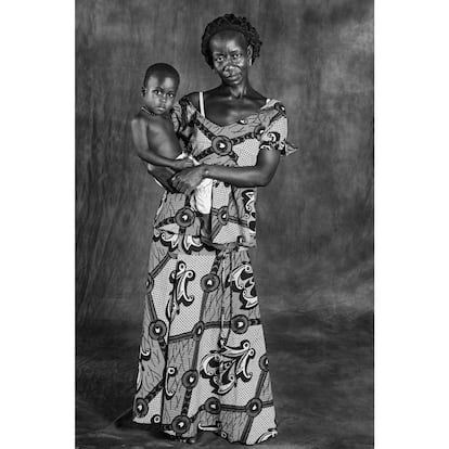 Los partos en casa en Senegal son frecuentes, pero no si se tiene un hospital cerca, como es el caso de Nafi Ntiaye, que posa aquí con su hijo de dos años.