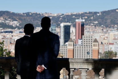 Sánchez y Macron miran Barcelona desde Montjuïc. 