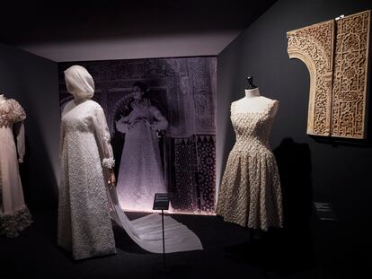 Uno de los vestidos de Pertegaz utilizados en la sesión para 'Vogue', de Henry Clarke, en la exposición ‘Henry Clarke y la moda de España bajo el influjo de la Alhambra’, en el palacio de Carlos V, Granada.