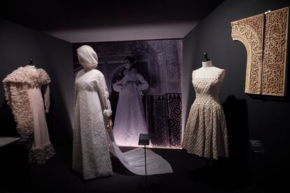La visita a ‘Henry Clarke y la moda de España bajo el influjo de la Alhambra’ está jalonada por yeserías, alicatados o fotos con figuras geométricas en perfecta armonía con los vestidos que se exponen.