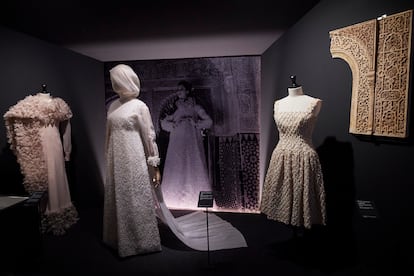 La visita a ‘Henry Clarke y la moda de España bajo el influjo de la Alhambra’ está jalonada por yeserías, alicatados o fotos con figuras geométricas en perfecta armonía con los vestidos que se exponen.