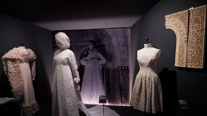 Uno de los vestidos de Pertegaz utilizados en la sesión para 'Vogue', de Henry Clarke, en la exposición ‘Henry Clarke y la moda de España bajo el influjo de la Alhambra’, en el palacio de Carlos V, Granada.
