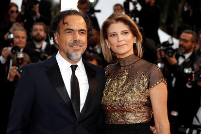 El cineasta mexicano Alejandro González Iñárritu posa para los medios junto a su esposa, María Eladia Hagerman, durante el estreno de la película 'Dolor y Gloria'.