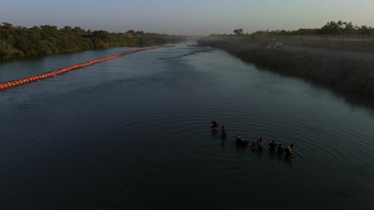 Boyas en la orilla del río Grande para frenar la entrada de personas migrantes