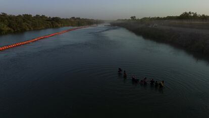 Boyas en la orilla del río Grande para frenar la entrada de personas migrantes