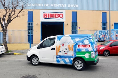 Un vehículo de la red comercial de Bimbo.