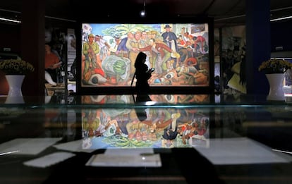 Un mural del artista mexicano Diego de Rivera que se exhibe en la muestra 'Viva la Vida. Frida Kahlo y Diego Rivera'. La exposición del centro Manezh en Moscú incluye obras maestras de la célebre pareja y se podrá visitar del 21 de diciembre al 22 de febrero de 2019.