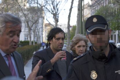 El hijo de Mario Conde, Mario Conde Arroyo, acompañado del abogado Ignacio Peláez, a su salida esta tarde de la Audiencia Nacional tras haber decretado para él el juez Santiago Pedraz comparecencias semanales en el juzgado, la prohibición de salir de España y la retirada del pasaporte. Pedraz ha decretado prisión incondicional sin fianza para el expresidente de Banesto, Mario Conde, acusado entre otros delitos de blanqueo de capitales.