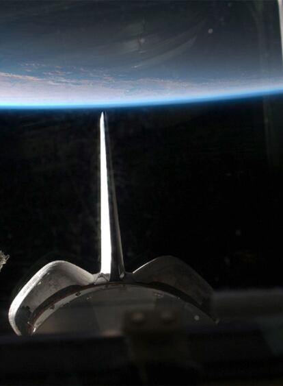 Vista del planeta Tierra desde el transbordador espacial 'Atlantis' durante su última singladura en el Espacio