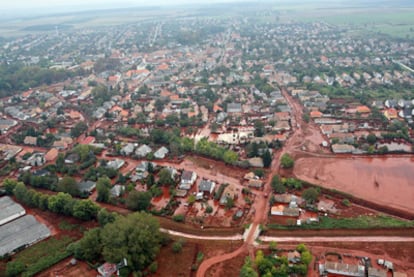 Vista de la localidad de Kolontar (Hungría) con las calles y campos inundados por los lodos rojos del vertido de la fábrica de aluminio.