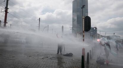 La policía belga dispara cañones de agua este martes contra una manifestación en Bruselas.