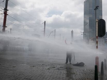 La polic&iacute;a belga dispara ca&ntilde;ones de agua este martes contra una manifestaci&oacute;n en Bruselas.