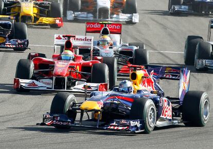 El Red Bull ha conseguido seguir en primera posición tras la salida, Alonso ha arañado un puesto y se ha colocado segundo