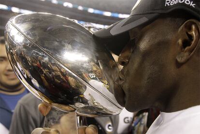 Donald Driver, de los Packers, besa el trofeo de la 'Super Bowl'.