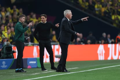 Los técnicos del Real Madrid, Carlo Ancelotti, y Edin Terzic del Dortmund, en un momento del encuentro.
