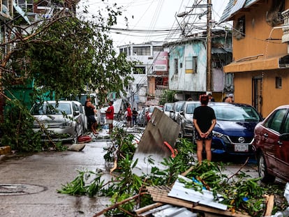 Vecinos de Acapulco sobre una calle afectada por el paso del huracán 'Otis', el pasado 26 de octubre.