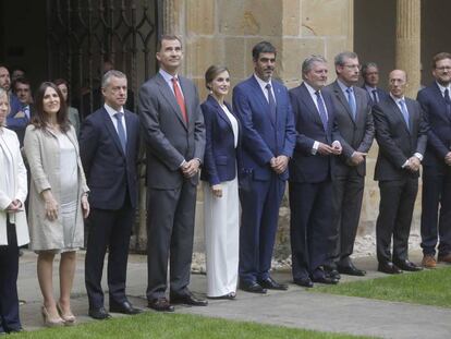 Los Reyes de Espa&ntilde;a y representantes institucionales del Pa&iacute;s Vasco posan ante el Museo San Telmo antes de inaugurar la exposici&oacute;n &#039;Tratado de paz&#039;.