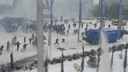 Policías y manifestantes se enfrentaban este miércoles en Aktobé. 