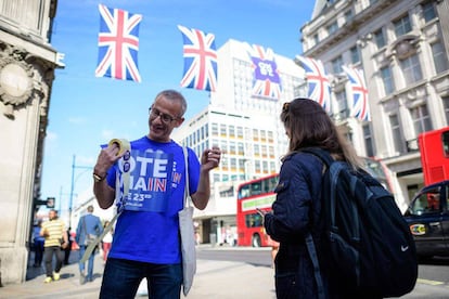 Los activistas por la permanencia reparten pegatinas, en Oxford Circus, Londres.