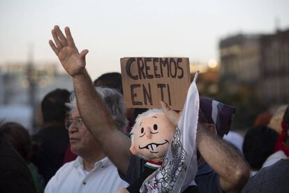 Un seguidor de López Obrador en el Zócalo, este sábado.