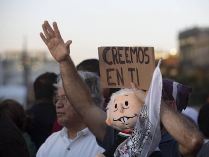 Un seguidor de López Obrador en el Zócalo, este sábado. 