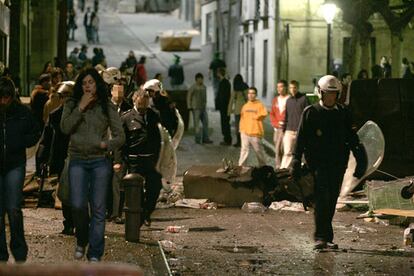 En Salamanca, se hizo necesaria la actuación de los agentes de policía con lanzamiento de pelotas de goma para devolver la calma al centro de la ciudad tras los incidentes protagonizados por centenares de jóvenes, de los que al menos cuatro han sido detenidos.