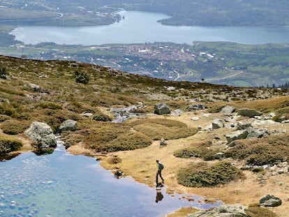 Vista de la laguna glaciar de los Hoyos de Pinilla, en Pinilla del Valle (Comunidad de Madrid).