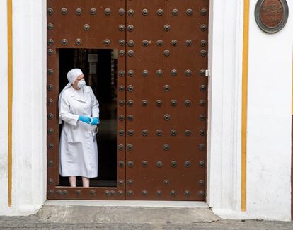 Una hermana de la congregación de religiosas Terciarias Franciscanas, en el hospital del Pozo Santo de Sevilla, donde hay hospedados unos 60 ancianos.