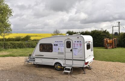 Una caravana que está siendo utilizado como centro de votación en el Grange Farm en Garthorpe.