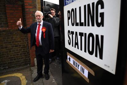 El líder del Partido Laborista, Jeremy Corbyn, después de votar en el colegio electoral de la Escuela Primaria de Pakeman, en Londres.
