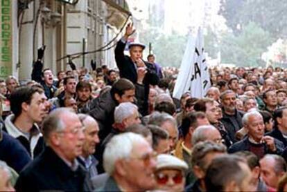 Participantes en la manifestación citrícola de ayer, a su paso por la calle de la Paz, en Valencia.