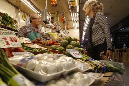“Cada vez cuesta más encontrar gente que quiera montar comercios de alimentación tradicional y los herederos de los actuales prefieren dedicarse a otra cosa”, dice la gerente del Mercado de Antón Martín, Mercedes Moyano.