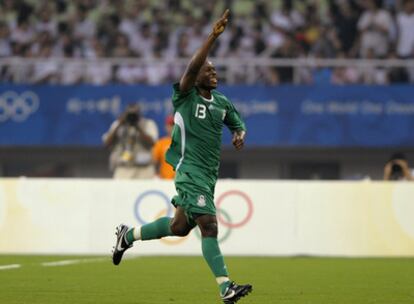 El nigeriano Adefemi celebra un gol logrado por su equipo frente a Bélgica.