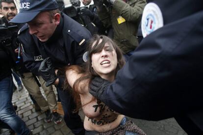 Las mujeres llevaban el torso con mensajes como los que gritaban al exministro para reclamar la culpabilidad de los clientes de las prostitutas y de los proxenetas, en medio de una nube de cámaras y de periodistas. En la foto, detención de otra de las activistas de Femen ante los juzgados.
