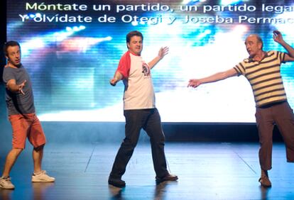 Iker Galartza (izquierda), Andoni Aguirregomezkorta y Mañu Elizondo durante un ensayo en el Teatro Leidor.