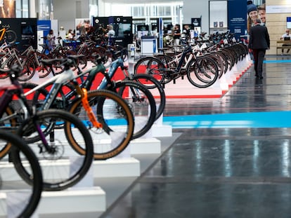 Bicicletas expuestas en uno de los pabellones del salón del automóvil que se celebra en Múnich.