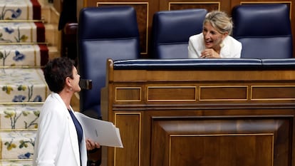 La portavoz de EH Bildu en el Congreso, Mertxe Aizpurua (izquierda), conversa con la vicepresidenta segunda del Gobierno en funciones, Yolanda Díaz, tras su intervención en el pleno. 