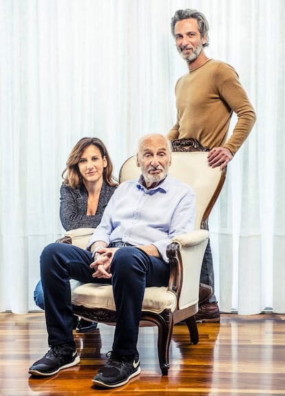 La saga de los Alterio: Ernesto (de pie), Malena y el padre de ambos, Héctor, en la vivienda de este último en Madrid.