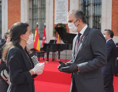 Los líderes Vox en la Comidad de Madrid, Rocío Monasterio y Javier Ortega Smith, el pasado sábado en la Puerta del Sol.