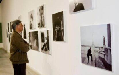 El humorista Luis Freire frente al retrato del pintor peruano Alberto Quintanilla captado en París.