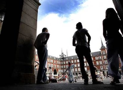 ¿Qué miran los tres personajes del primer plano: la arquitectura de la plaza Mayor o al actor callejero vestido con un traje oriental?