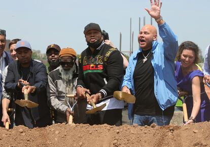 De izquierda a derecha, el director ejecutivo del Museo Universal del Hip Hop, Rocky Bucano; los raperos Nas, LL Cool J y Fat Joe, en el acto de colocación de la primera piedra del nuevo Museo Universal del Hip Hop, en el barrio del Bronx de Nueva York, en mayo de 2021.